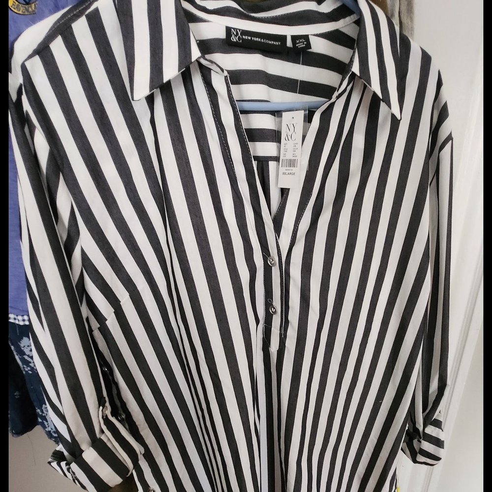 NY&Co white and gray stripes